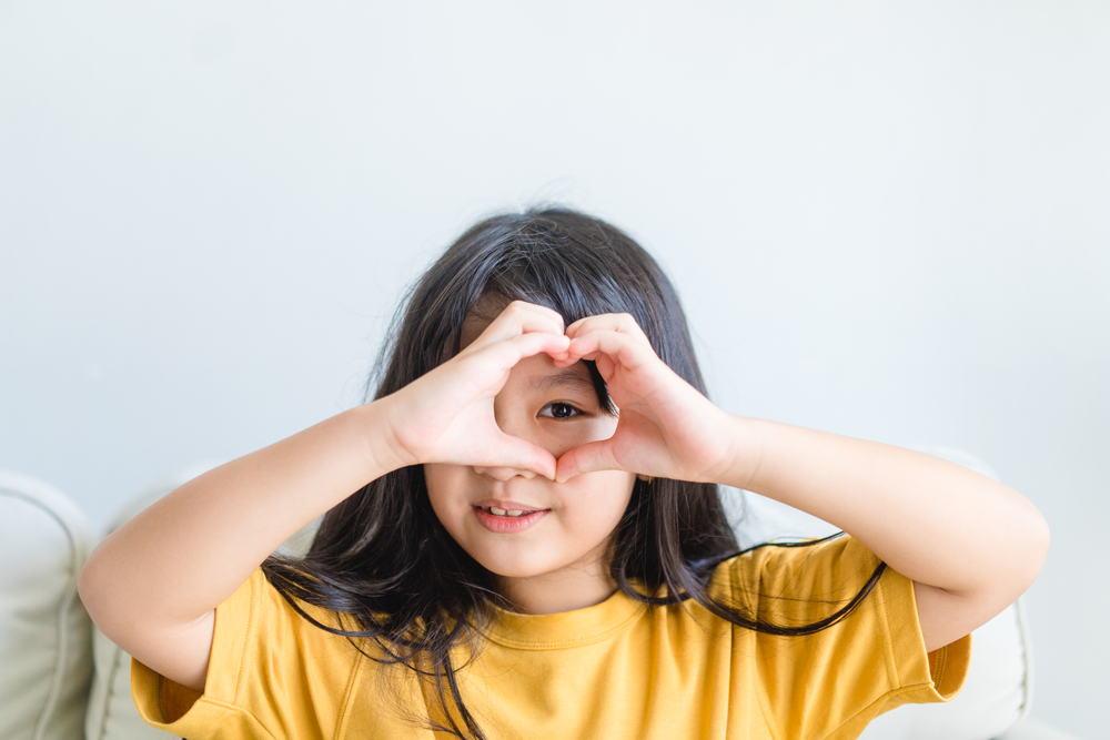 Healthy,Eyes,And,Vision.portrait,Happy,Asian,Kid,Child,Holding,Heart
